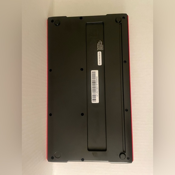 AKAI professional MPK mini - black and red keyboard - Picture 2 of 3